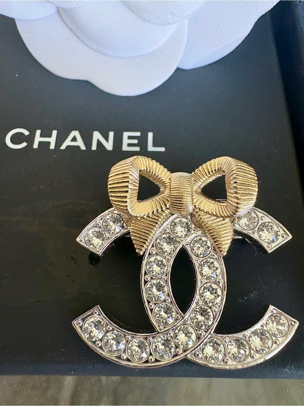 100% Authentic RARE CHANEL Gold Tone Crystal CC Logo Brooch Gold Bow Box Dust B - Picture 7 of 12